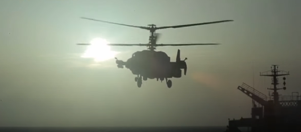 Helicópteros rusos Ka-52K Katrán despegan del portaviones Almirante Kuznetsov Helicópteros rusos Ka-52K Katrán despegan del portaviones Almirante Kuznetsov - Sputnik Mundo
