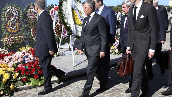 El presidente de la Duma Estatal, Viacheslav Volodin, deposita una corona de rosas en el Memorial José Martí en homenaje al fallecido líder de la revolución cubana, Fidel Castro El presidente de la Duma Estatal, Viacheslav Volodin, deposita una corona de rosas en el Memorial José Martí en homenaje al fallecido líder de la revolución cubana, Fidel Castro - Sputnik Mundo