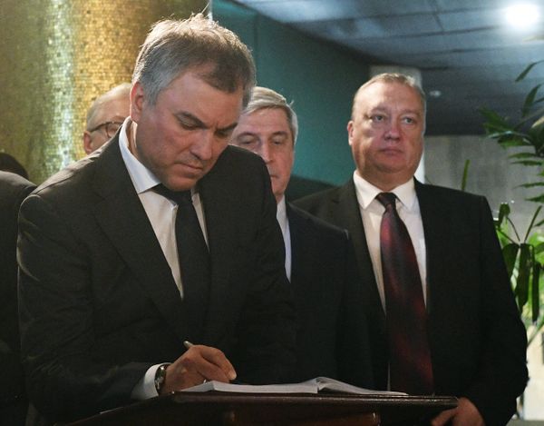 Volodin deja su nota en el Libro de Condolencias Volodin deja su nota en el Libro de Condolencias - Sputnik Mundo