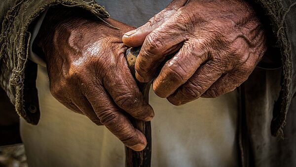 Manos viejas - Sputnik Mundo