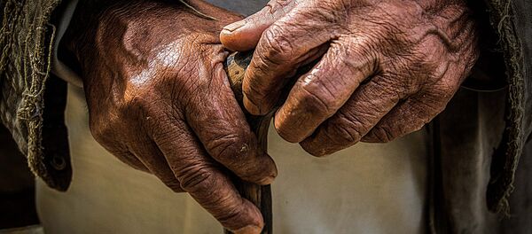 Manos viejas - Sputnik Mundo