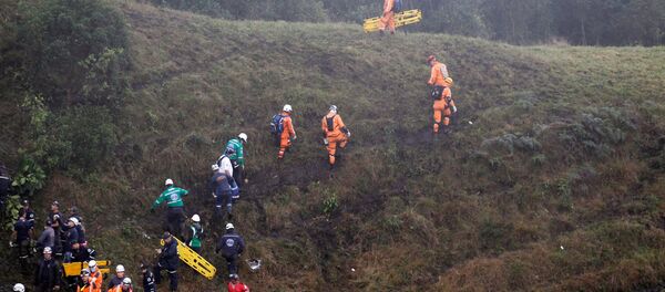 Rescatistas en la zona del siniestro del avión con futbolistas del Chapecoense - Sputnik Mundo