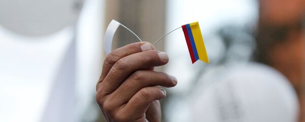 Bandera blanca y bandera de Colombia - Sputnik Mundo