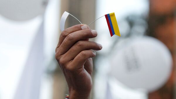 Bandera blanca y bandera de Colombia - Sputnik Mundo