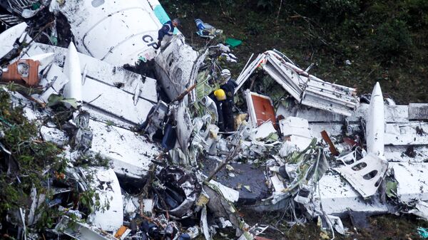 Rescue crew work at the wreckage from a plane that crashed into Colombian jungle with Brazilian soccer team Chapecoense near Medellin, Colombia - Sputnik Mundo