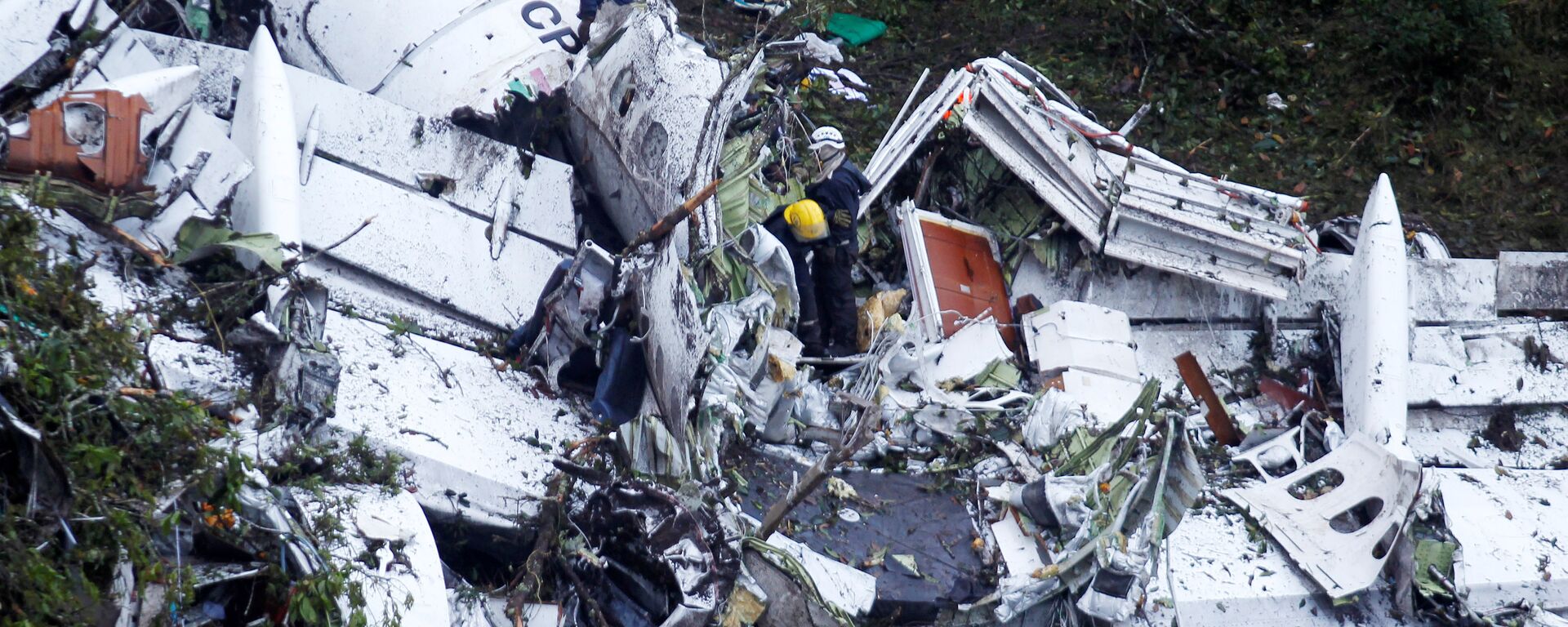 Rescue crew work at the wreckage from a plane that crashed into Colombian jungle with Brazilian soccer team Chapecoense near Medellin, Colombia - Sputnik Mundo, 1920, 13.10.2020