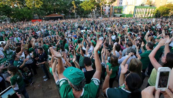 Hinchas del club Chapecoense se reúnen en las calles para rendir homenaje a los futbolistas - Sputnik Mundo