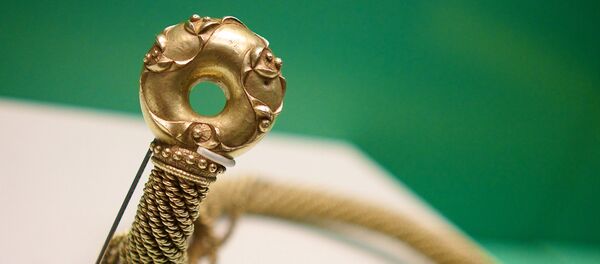 Un torque de oro (imagen ilustrativa) - Sputnik Mundo