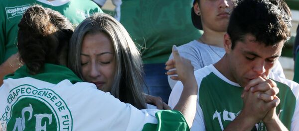 Fans of Chapecoense soccer team react at the Arena Conda stadium in Chapeco, Brazil - Sputnik Mundo
