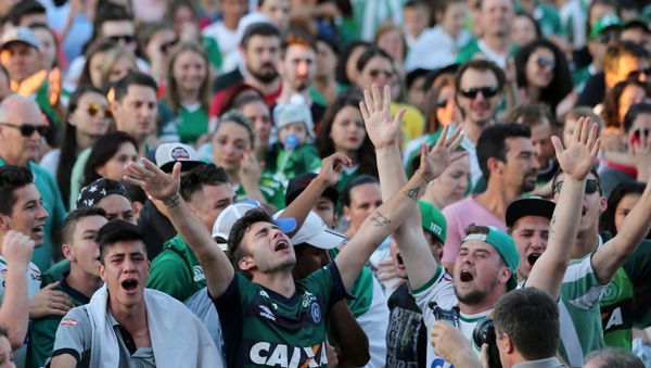 Hinchas de Chapecoense lamentan la muerte de los jugadores fallecidos Hinchas de Chapecoense lamentan la muerte de los jugadores fallecidos - Sputnik Mundo