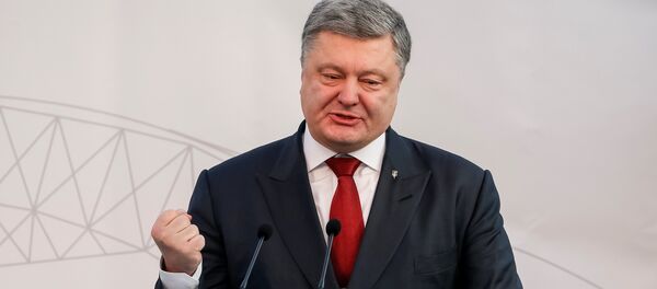 Ukrainian President Petro Poroshenko delivers a speech during a ceremony to unveil the 'New Safe Confinement' (NSC) arch, that will block radiation from the damaged reactor at the Chernobyl nuclear power plant, Ukraine Ukrainian President Petro Poroshenko delivers a speech during a ceremony to unveil the 'New Safe Confinement' (NSC) arch, that will block radiation from the damaged reactor at the Chernobyl nuclear power plant, Ukraine - Sputnik Mundo