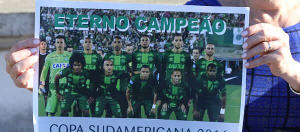 A fan of Chapecoense soccer team shows a poster of her team at the Arena Conda stadium in Chapeco, Brazil - Sputnik Mundo