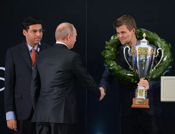 En 2014, Magnus Carlsen obtiene el título de Campeón Mundial tras una serie de partidos contra el indio Viswanathan Anand celebrados en Sochi En 2014, Magnus Carlsen obtiene el título de Campeón Mundial tras una serie de partidos contra el indio Viswanathan Anand celebrados en Sochi - Sputnik Mundo