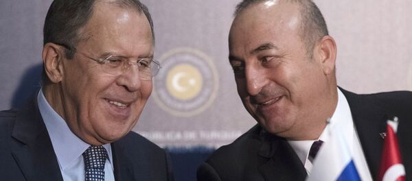 Seguéi Lavrov, ministro de Exteriores de Rusia y su homólogo de Turquía, Mevlut Cavusoglu - Sputnik Mundo