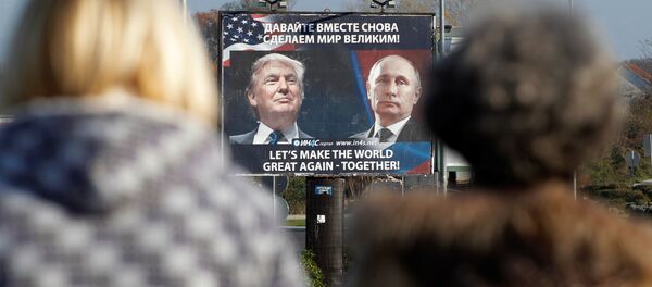 Un anuncio con fotos de Donald Trump y Vladímir Putin en Montenegro - Sputnik Mundo