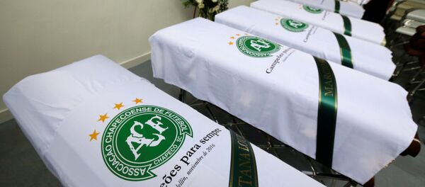 Los ataúdes con los restos de las víctimas del accidente aéreo con el equipo Chapecoense Los ataúdes con los restos de las víctimas del accidente aéreo con el equipo Chapecoense - Sputnik Mundo
