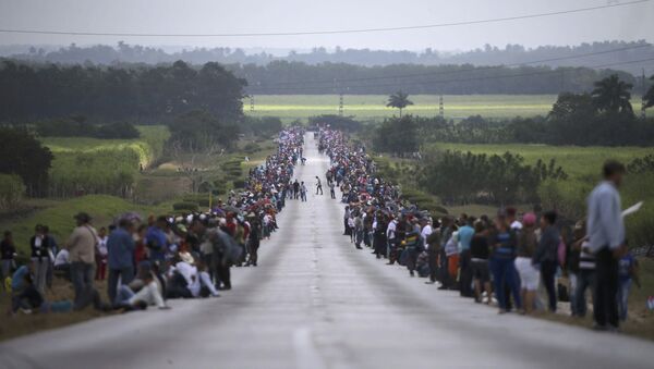 La gente espera a la caravana que traslada la urna con cenizas de Fidel Castro - Sputnik Mundo