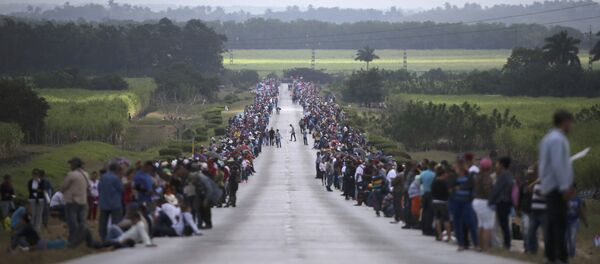 La gente espera a la caravana que traslada la urna con cenizas de Fidel Castro - Sputnik Mundo