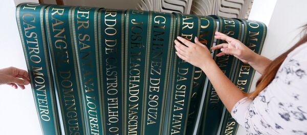 Funeral workers arrange ribbons with the names of the victims who died in an accident of the plane that crashed into the Colombian jungle with Brazilian soccer team Chapecoense onboard, in Medellin - Sputnik Mundo