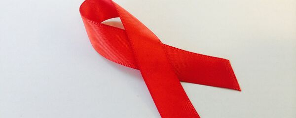 El lazo rojo, símbolo de la lucha contra el VIH y el sida - Sputnik Mundo