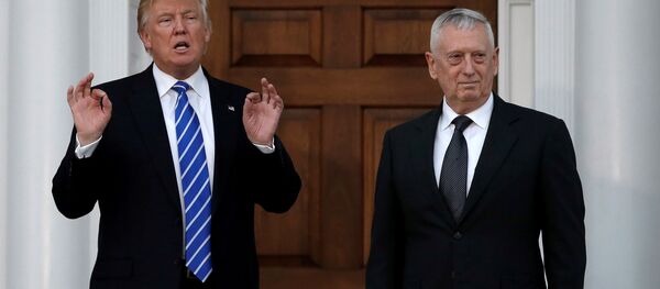 Donald Trump y James Mattis (archivo) - Sputnik Mundo