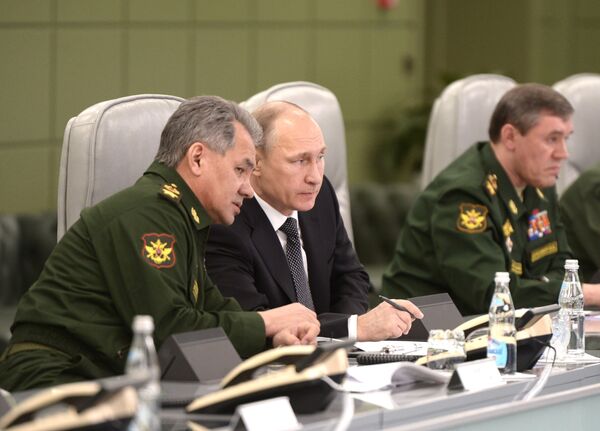 Vladímir Putin, presidente de Rusia, (drcha.) y Serguéi Shoigú, ministro de Defensa ruso, (izda.) en el Centro de Control de Defensa Vladímir Putin, presidente de Rusia, (drcha.) y Serguéi Shoigú, ministro de Defensa ruso, (izda.) en el Centro de Control de Defensa - Sputnik Mundo