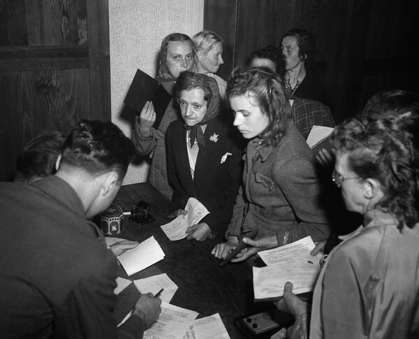 Se verifican los documentos de las prostitutas que se someten al examen médico - Sputnik Mundo