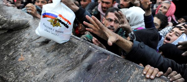 Sirios evacuados de Alepo reciben ayuda humanitaria (archivo) - Sputnik Mundo