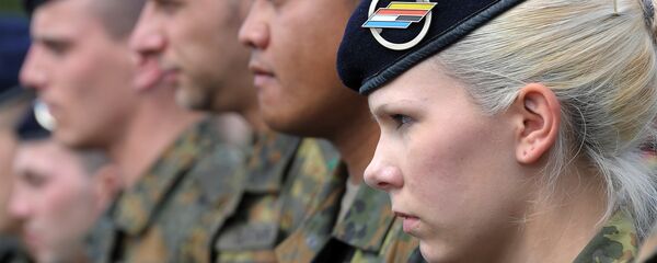 German soldiers of the 291st Jagerbataillon take part in a military ceremony on July 5, 2012 in Illkirch-Graffenstaden, eastern France. The 600 soldiers of the 291st Jägerbataillon, the first German regiment stationed in France since 1945 and who will parade down the Champs-Elysees avenue on July 14, represent a powerful symbol of reconciliation between the two countries - Sputnik Mundo