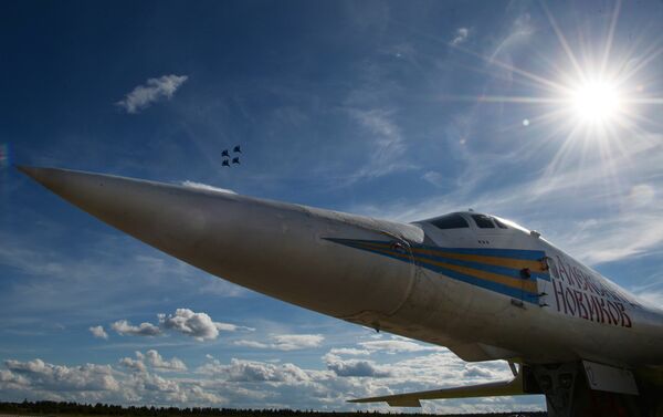 Bombardero estratégico ruso Tu-160 - Sputnik Mundo