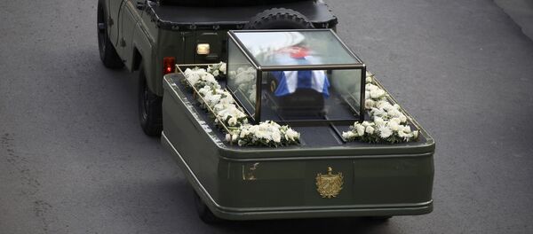 La caravana que traslada la urna con cenizas de Fidel Castro La caravana que traslada la urna con cenizas de Fidel Castro - Sputnik Mundo