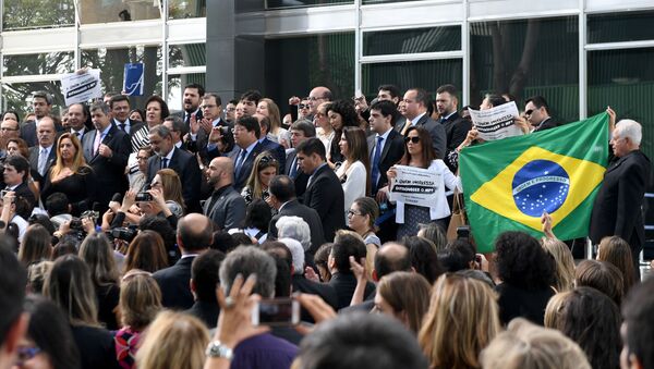 Protesta contra los diputados que aprobaron un supuesto texto anticorrupción - Sputnik Mundo