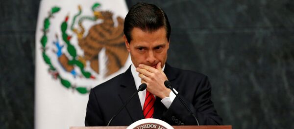 Mexico's President Enrique Pena Nieto gestures as he delivers a message after U.S. Republican candidate Donald Trump won an unexpected victory in the presidential election, at Los Pinos presidential residence in Mexico City, Mexico - Sputnik Mundo