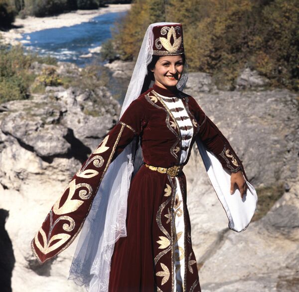 Joven porta un traje nacional de la república de Adigueya. - Sputnik Mundo