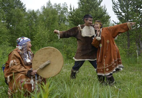 Indígenas koriaks de la región de Kamchatka muestran un baile típico de su cultura. - Sputnik Mundo