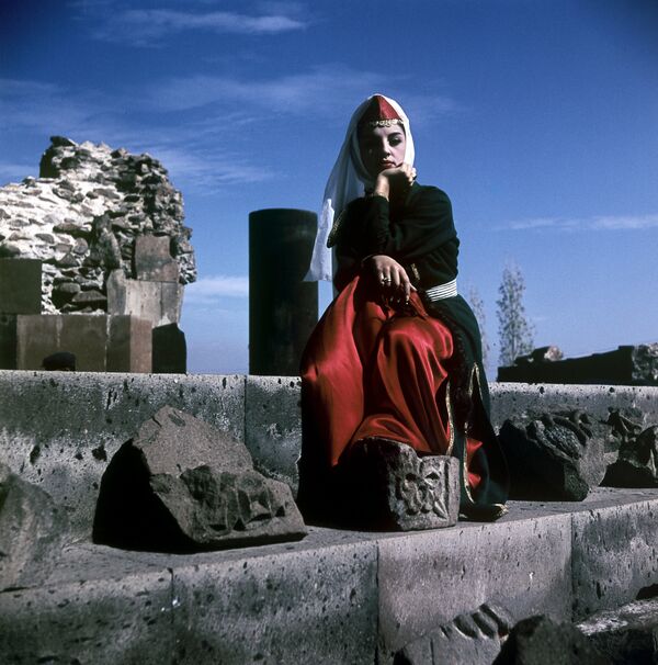 Mujer en un traje nacional armenio en la URSS. - Sputnik Mundo