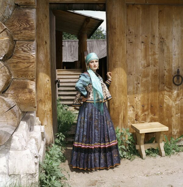 Joven vestida en un vestido Komi. - Sputnik Mundo