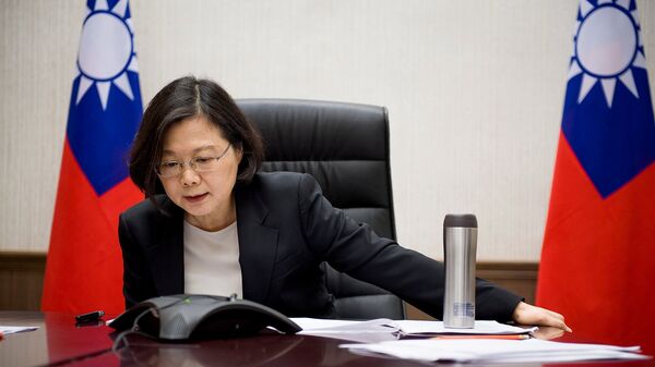 Taiwan's President Tsai Ing-wen speaks on the phone with U.S. president-elect Donald Trump at her office in Taipei, Taiwan, in this handout photo made available December 3, - Sputnik Mundo
