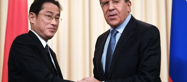 Fumio Kishida, ministro de Exteriores de Japón y su homólogo ruso, Seguéi Lavrov - Sputnik Mundo
