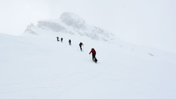 Esquiadores en las montañas - Sputnik Mundo