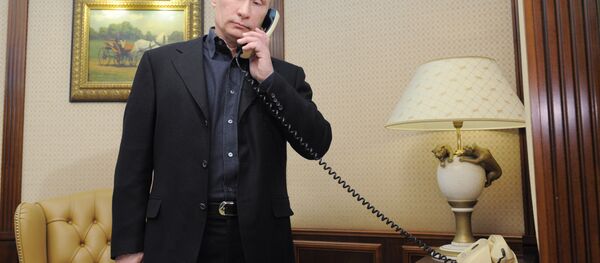 Vladímir Putin, presidente de Rusia, habla por teléfono - Sputnik Mundo