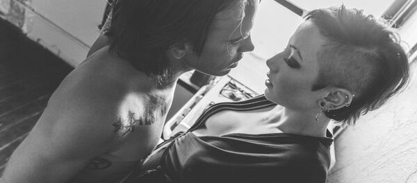 Un hombre y una mujer - Sputnik Mundo