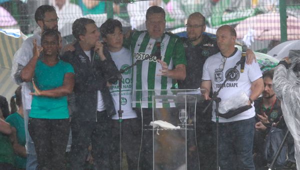 El alcalde de Chapecó, Luciano Buligon, durante el velorio de las víctimas del accidente aéreo del Chapecoense El alcalde de Chapecó, Luciano Buligon, durante el velorio de las víctimas del accidente aéreo del Chapecoense - Sputnik Mundo