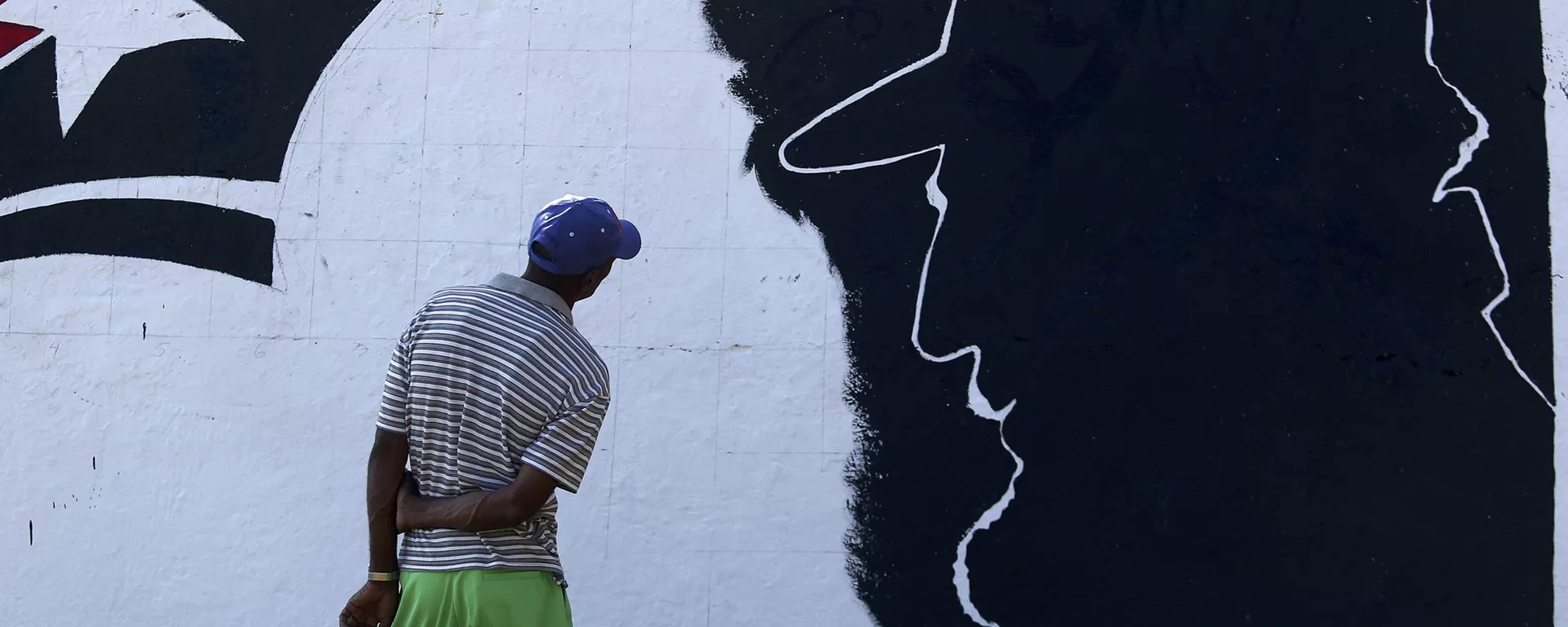 A man looks at a mural representing Cuba's late President Fidel Castro in the outskirts of Santiago de Cuba A man looks at a mural representing Cuba's late President Fidel Castro in the outskirts of Santiago de Cuba - Sputnik Mundo, 1920, 13.08.2021