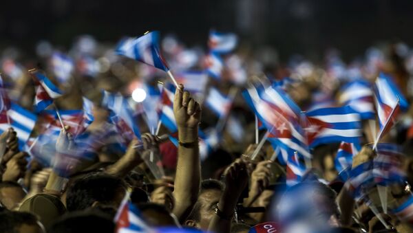 Hundreds of people wave flags whilst paying homage to the late Cuban leader Fidel Castro during the last ceremony before his burial in Santiago de Cuba -the cradle of his revolution- on December 3, 2016. - Sputnik Mundo