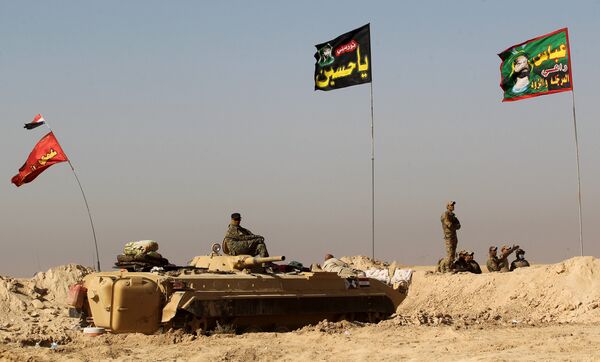 Los soldados del Ejército iraquí en el vehículo BMP-1 a 30 km de Mosul Los soldados del Ejército iraquí en el vehículo BMP-1 a 30 km de Mosul - Sputnik Mundo
