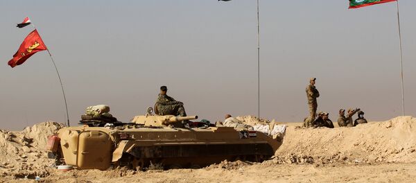 Los soldados del Ejército iraquí en el vehículo BMP-1 a 30 km de Mosul - Sputnik Mundo