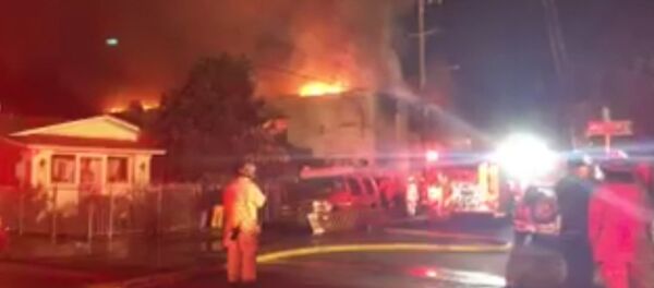 Las devastadoras imágenes tras el incendio de una discoteca en California - Sputnik Mundo