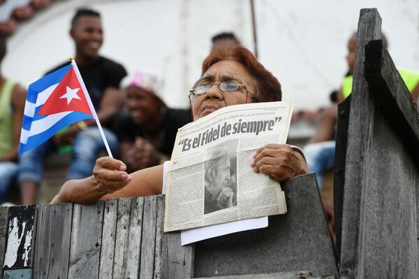 Mujer espera el cortejo fúnebre con las cenizas del comandante Fidel Castro - Sputnik Mundo