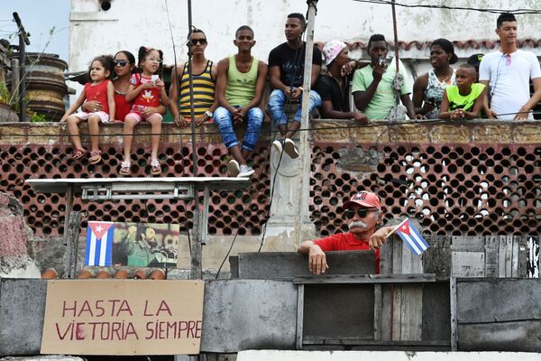 Cubanos esperan el cortejo fúnebre con las cenizas del comandante Fidel Castro en la ciudad de Santiago de Cuba - Sputnik Mundo